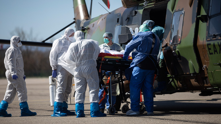 Γαλλία: Στρατιωτικά ελικόπτερα μεταφέρουν στο εξωτερικό ασθενείς σε κρίσιμη κατάσταση